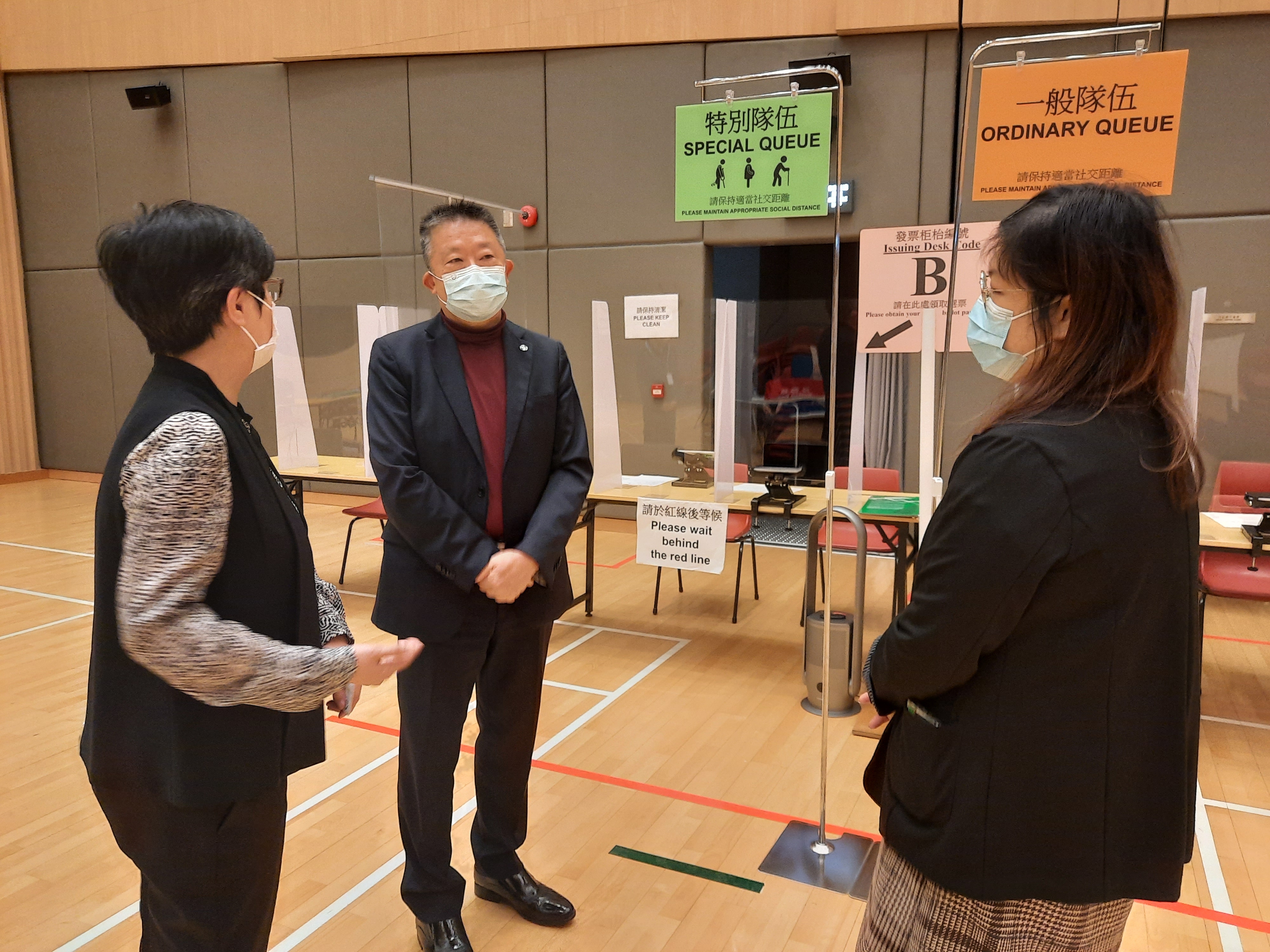 EOC Chairperson Mr Ricky CHU Man-kin visited the mock polling station at North Point Community Hall on 14 December to review the facilitation measures to be provided on the 2021 Legislative Council General Election polling day for electors with special needs.